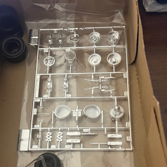 MT Batman Batmobile Model Kit - Sleek Black Design: open box - Picture 4 of 5